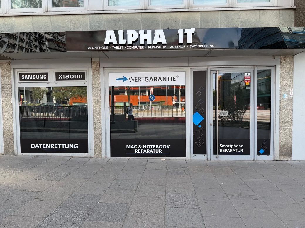 Ladengeschäft Alpha IT Beim Strohhause 20 in Hamburg, Schaufenster mit Schriftzug Alpha IT